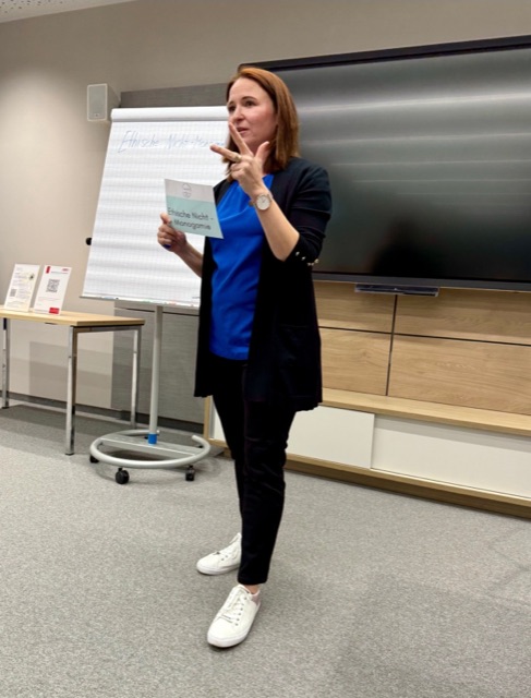 Elisabeth Rieder bei einem Vortrag
